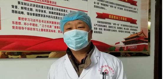 芷江县疾控中心党支部李谟贤每天负责确诊病例和密切接触者的采样,每